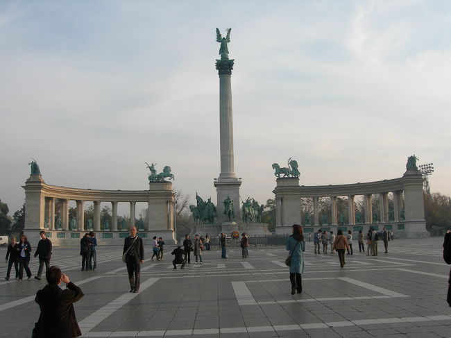 朝一で行ったのは市民公園にある英雄広場。宿泊したホテルIBIS BUDAPEST VACI UT からも近いところにあります。このホテルは地下鉄Ｍ３のDozsa駅からすぐなのでとても便利でした。