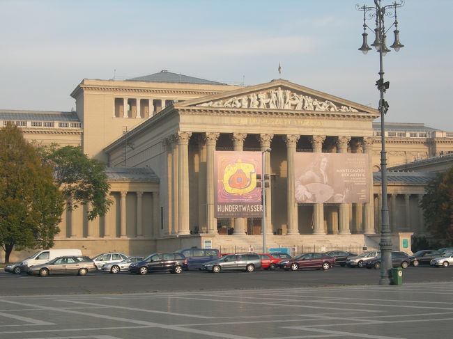 広場に向かって左手にある西洋美術館