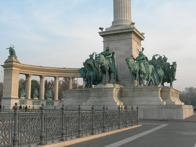 大天使ガブリエルが乗っている柱の下にあるのは、７人のマジャール族の部族長たちの騎馬銅像。