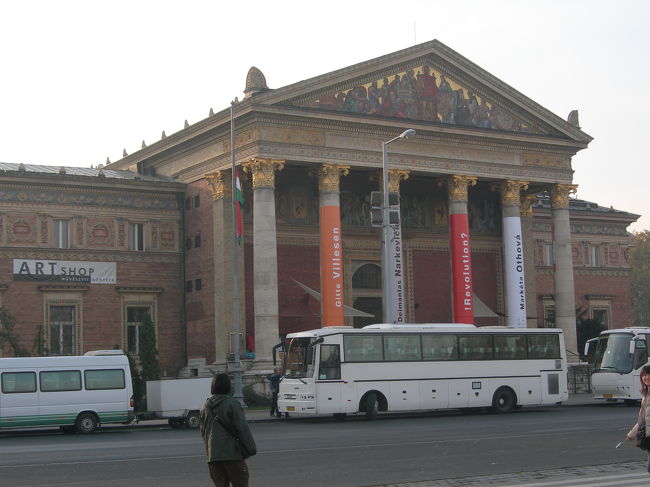 反対側、右手にあるのは現代美術館