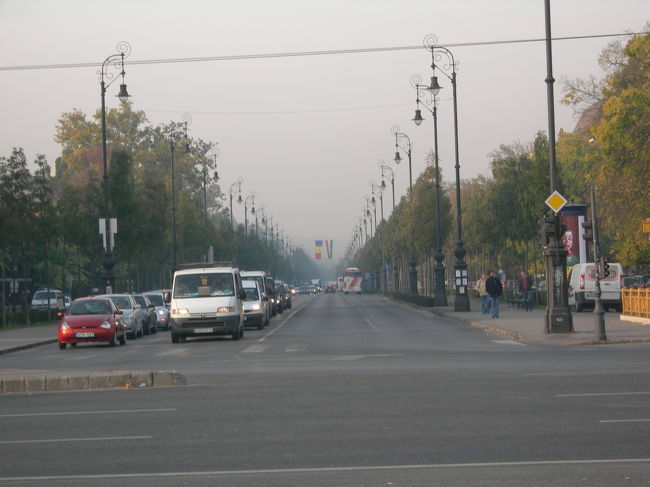 広場からまっすぐ伸びる大きな通りは、中心部のデアーク広場に続くアンドラーシ通り。