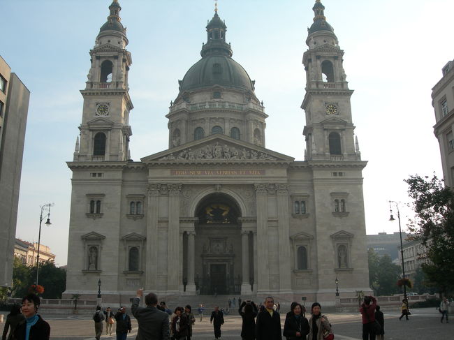 そのデアーク広場からも近い聖イシュトバーン大聖堂。左右の２本の塔と真ん中のドームが特徴のブダペスト最大の教会、堂々としてとても美しく立派なたたずまいです。あとでこの塔の展望台に登りました。