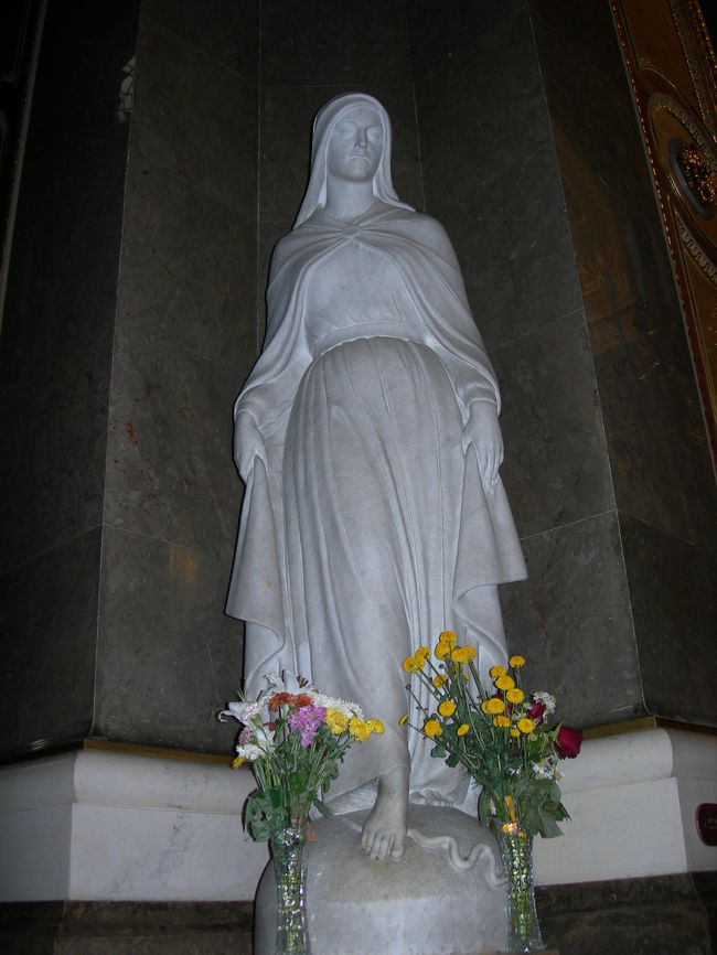 内部も美しくて素晴らしかったのですが、お見せするような写真がありませんのでこのマリア様を、、