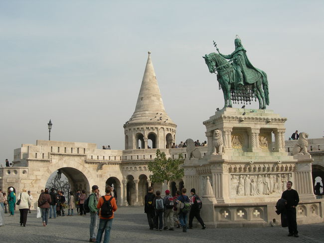 王宮の丘にある漁夫の砦。ドナウ川と街を見渡すビューポイントなので大勢の観光客で賑わっています。広場にあるのは聖イシュトバーンの騎馬像。午前中は薄曇りながら青空も見えました。