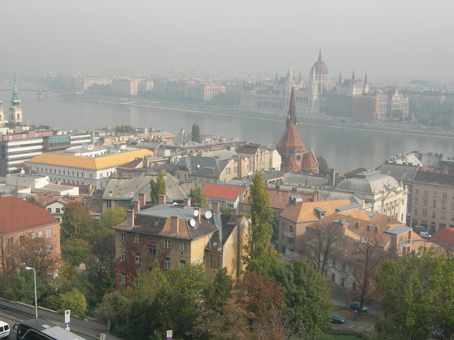 砦からの眺め。かなり霞んでますが、手前にブダの街並みとドナウ川を挟んで国会議事堂が見えます。