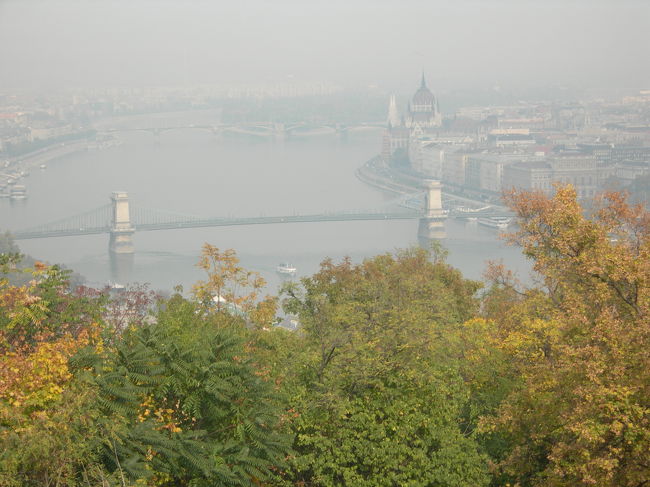 ゲッレールトの丘はドナウとくさり橋を望む絶好の展望場所、のはずですがあいにく霞んでしまってぼんやり、、、、