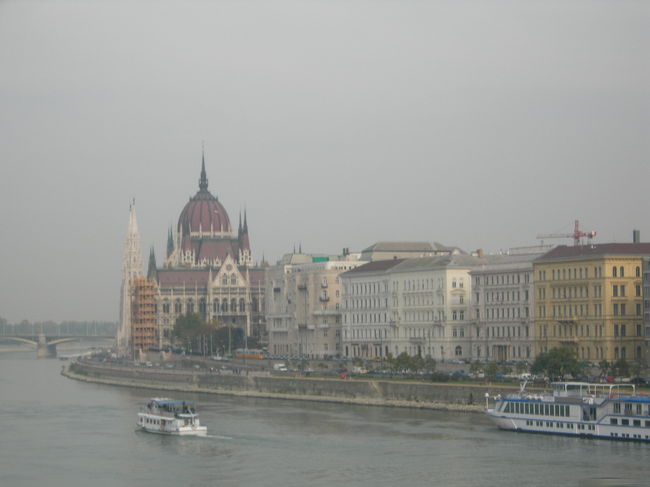 川の畔にそびえる国会議事堂は本当に美しい！