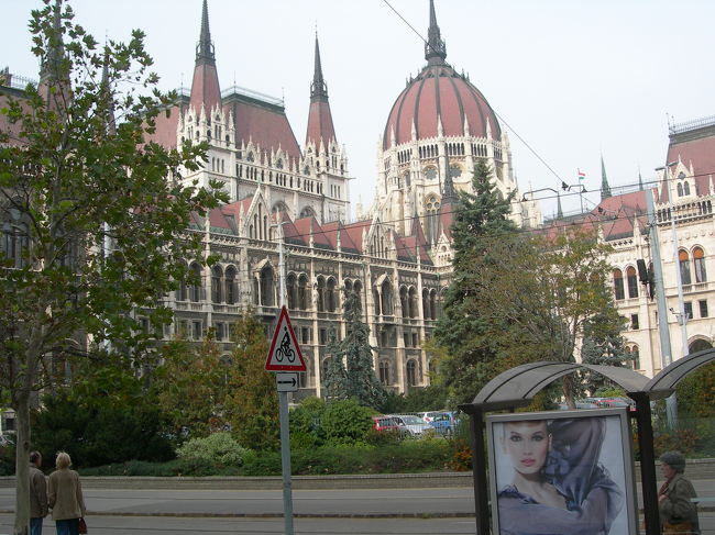 一番行きたかったのは、外観だけでなく内部も素晴らしく美しくて豪華だという国会議事堂見学でしたので、午後の町歩きはまず議事堂へ向かいました。