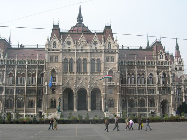 正面に回り守衛さんに予約について聞いたところ、本日の見学ツアーはもうだめで、明日ならいいと言われましたがそれは不可能だったので諦めました。見学するなら宿泊してあらかじめ予約しなければ叶わないようです。ホントに残念でした。