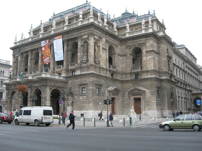 それで次に３時のオペラ座見学ツアーの申し込みに向かいました。申し込んだのは英語ですが、他にもドイツ語などいくつかのツアーがあって料金は2500フォリントか10ユーロでした。写真撮影にはまた別料金が必要です。