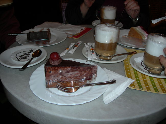 ４５分の見学ツアーの後、オペラ座斜め向かいにあるカフェで一休み。ケーキ、メランジェ共に350フォリントでした。