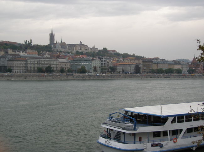 ドナウ川の向こうに漁夫の砦が見えます。