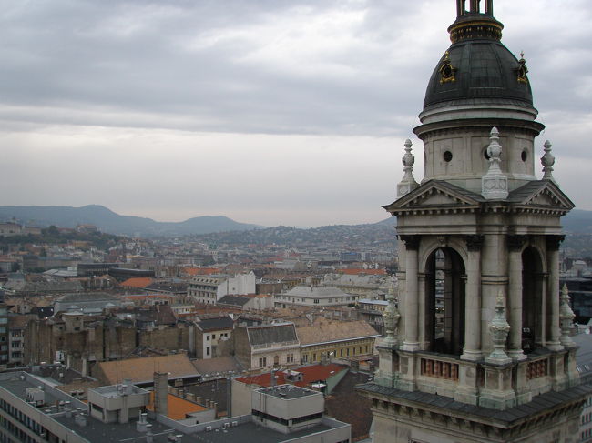 夕方５時で天気も良くないので薄暗くなっていますが、ここからの眺めは素晴らしいです。塔へは500フォリントでエレベーターで登れます。