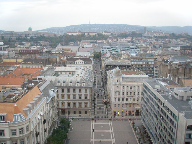 聖堂前の広場と真ん中にくさり橋に続く通り。王宮やゲッレールトの丘など360度の展望ですが、写真は暗くてうまく撮れず。でもこの展望を見ることができて良かった。（終了は５時半）