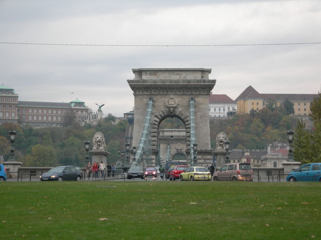 ペスト側のルーズベルト広場からのくさり橋正面。午後には曇ってきてやや薄暗くなってしまいました。