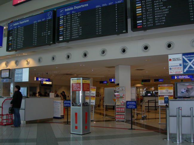 翌日帰国の朝、窓の外は木枯らしが吹いて天気は冬の様相になっていました。写真はブダペストのフェリヘジ空港。こぢんまりしていて出国手続きもあっけないほど簡単でした。