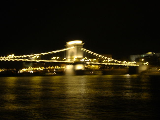 夜１時間のナイトクルーズへ。川風は凍えるように冷たかったのですが、ライトアップされた夜景がウットリするほど美しく、何とか写真を撮ろうと甲板で頑張ってみました。でもただでさえ難しい夜景を揺れる船の上で摂るのは難しくほぼ全滅状態。そのうちの１枚、大ブレのくさり橋。
