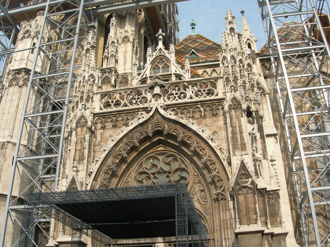 マーチャーシュ教会は大規模な修理中。