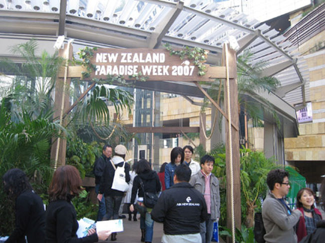 六本木ヒルズにつくと、この日はアリーナでニュージーランドパラダイスというイベントをやっていました。中ではニュージーランドのアーティストによるライブやファッションショー、NZ産のワインやビール、食べ物などの屋台が並んでいました。