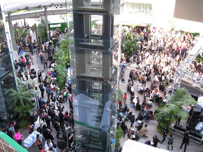 とにかくすごい人で、NZ人らしき人もたくさんいて、ちょっとした異国情緒が味わえました。<br />NZのホーキーポーキーアイスクリーム。これはバニラアイスの中にキャラメル状のちっちゃい飴がカリカリ入っているもの。これはイケます！<br />それとマッセル（ムール貝のような貝）＆オイスター＆チーズ＆キッシュをいただきました。<br />こちらのお味は「んんん、ビミョウ」ってところでしたか。