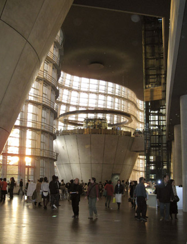 先日他界された黒川紀章さんの設計のこの美術館は、外観から内装まで全体的に波打つようなアールの形状が印象的でした。