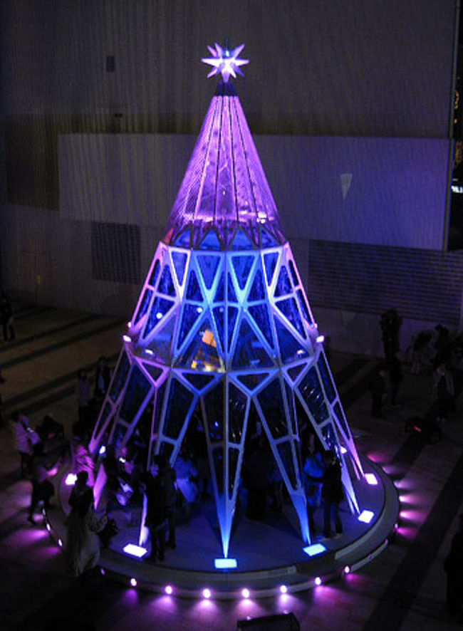 ガーデンから道を挟んだガレリアでは、江戸切子をモチーフにしたクリスマスツリー。