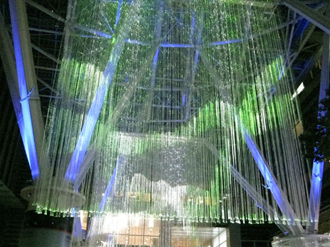 プラザエリアではオーロラをイメージしたイルミネーション。