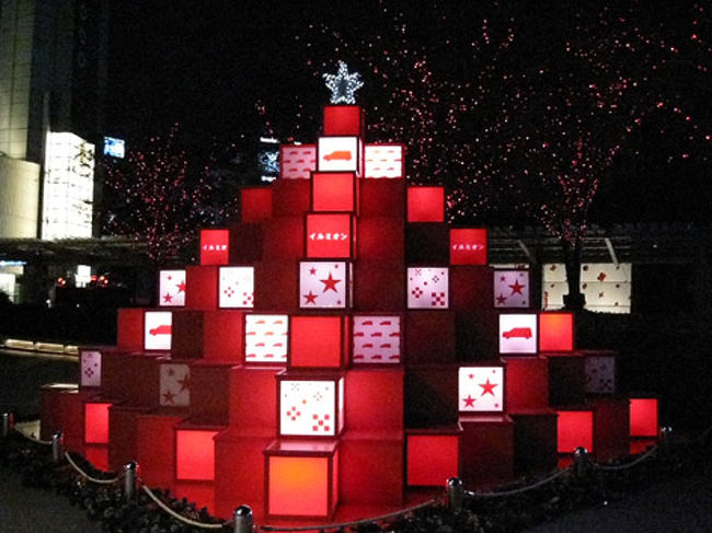 ミッドタウンをあとに、イルミを見ようと再度六本木ヒルズへ。<br />こちらは赤を基調としたツリーです。