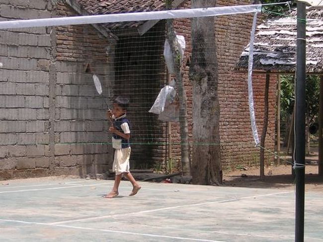 バリ島に滞在する息子が9月末にロンボク島のスラムをオランダ人の教師と支援視察に訪れました。<br />みな、12月のバトミントン大会を楽しみにしていると聞きました。