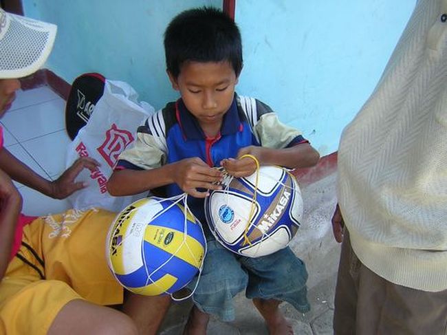 サッカーボールをオランダ人の協力で寄付しました。