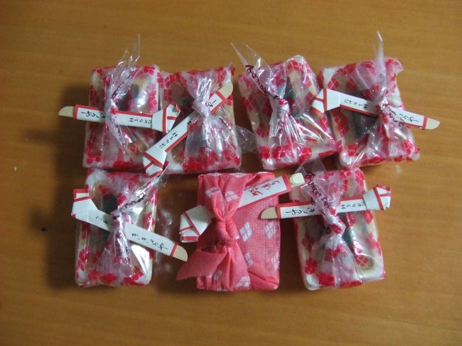 まず桔梗信玄餅のつめ放題。<br />２１０円で１５個ぐらいつめた。<br />２０個以上入れている人もいたけど、<br />これ今日が賞味期限のもの。<br />そんなに入れても・・・