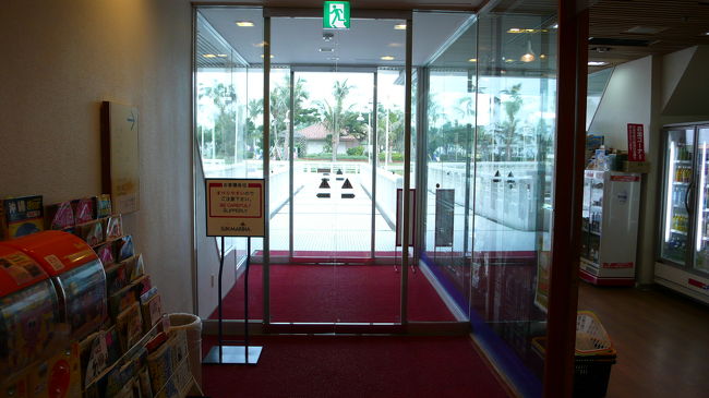 ビーチを見に行こうと思います。ホテル建物からビーチ・プール方面への出口です。