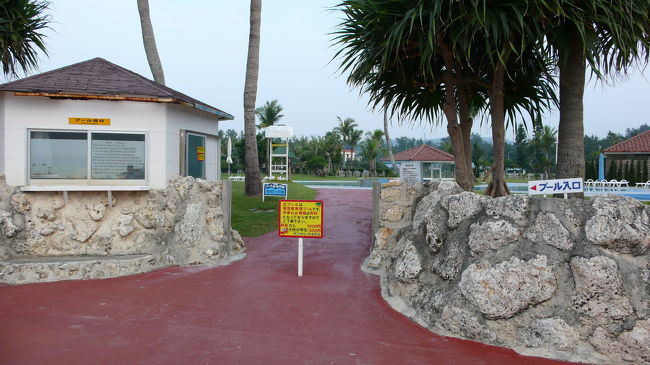 向こうにはプールがあります。