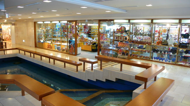 土産物コーナーも数ヶ所あります。