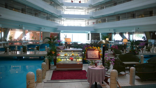 吹き抜け内中心にある、ティーラウンジです。