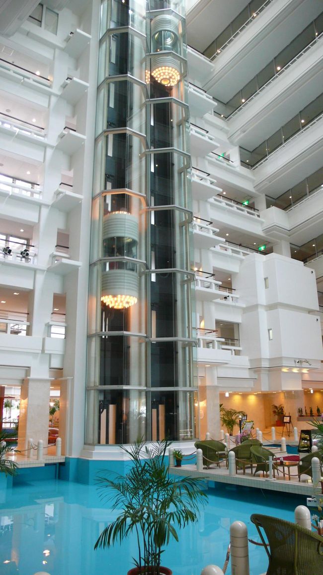 ティーラウンジから見た、大きな吹き抜け空間とシースルーＥＶです。