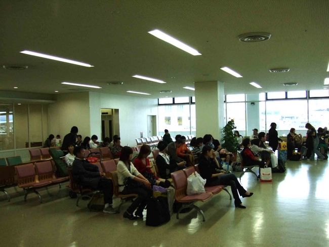 　離島便の待合所です。小部屋でした。