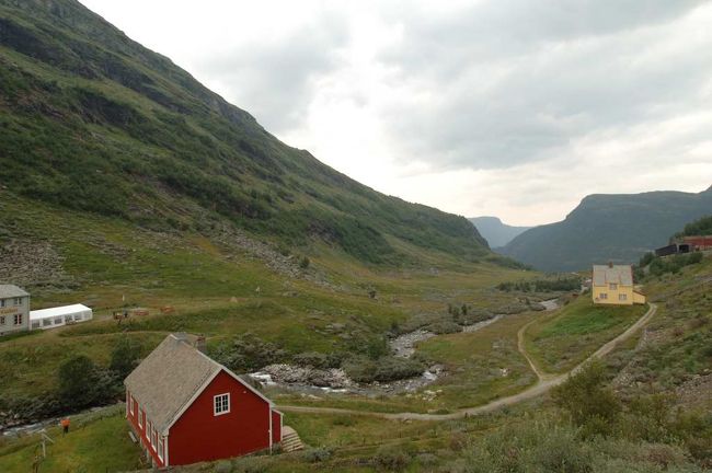ミルダルでフラム鉄道に乗り換え。フラム鉄道は山岳列車で、２０キロを９００メートル下りながら１時間でフラムへ。途中険しい渓谷・森・谷を見ながら進む。<br /><br /><br />【ミルダル】
