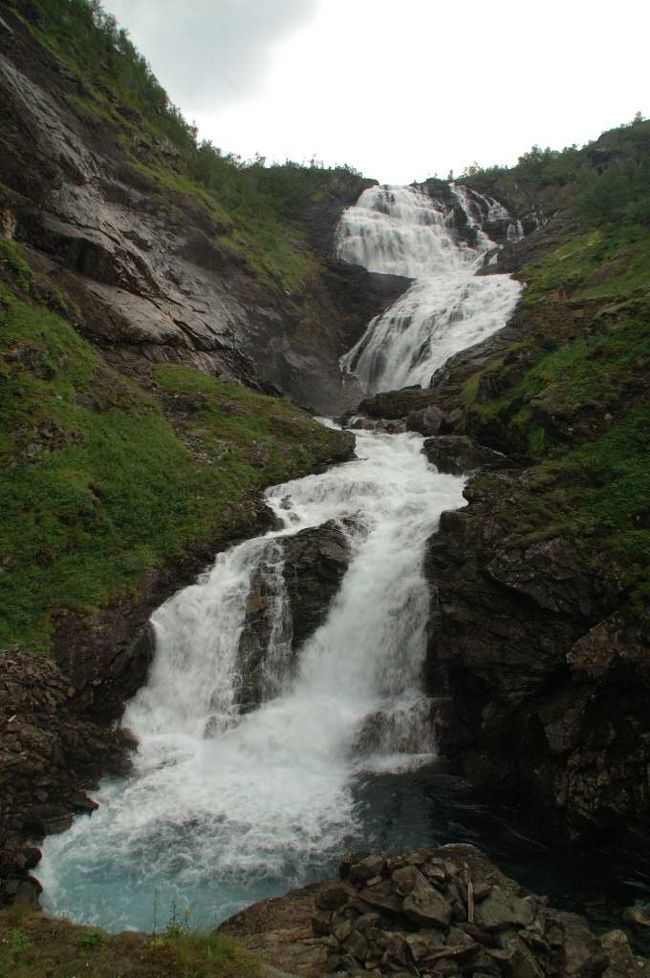 大きな滝のあるラインウンガで列車は停車。滝を眺めていると、妖艶な音楽が聞こえてくる。滝前の崖上で天女のような服装をまとった女性が音楽に合わせて踊っている。ちょっと演出のしすぎ。<br /><br />【ショッスフォッセン滝】