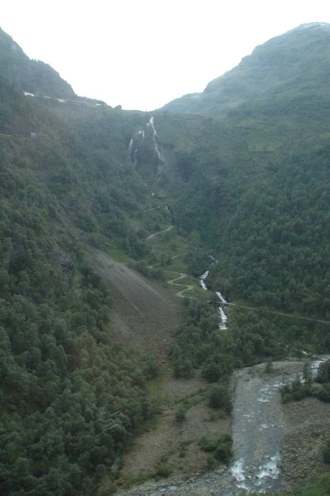 今回のフラム鉄道は、十分な検討もなく席を決めたのがよくなかった。進行方向に逆向きのうえ、窓の開かない席に座ってしまった。折角の景色も直接撮影できずがっかり。<br /><br /><br />【フロム鉄道の車窓から】<br />