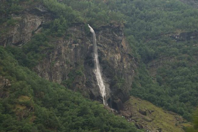 この列車には、日本人観光客が大勢乗っている。お盆の時期だからか。客層は中年の女性のグループ、カップルおよび子供づれ。一人旅は少なく、なんとなく寂しい。<br /><br />【フロム鉄道の車窓から】<br />