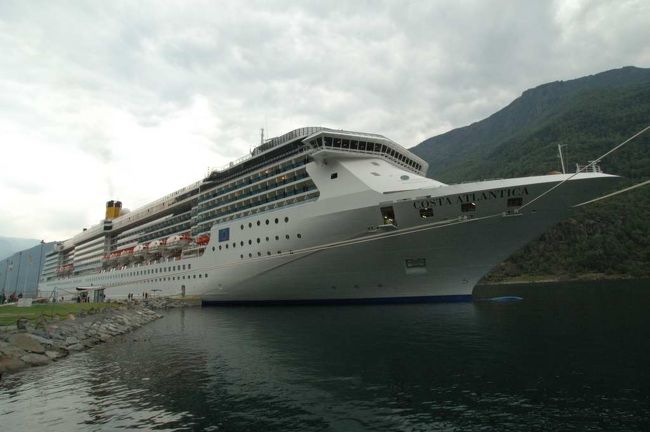 フラムで高速ボートに乗り換え、世界最長で最も美しいと言われるソグネ・フィヨルド経由でベルゲンへ。２５０キロを５時間かけて進む。<br /><br />【フラムに停泊する豪華客船】