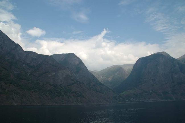 クルーズ船は相当なスピードがでる。天気は曇り、時々日がさす。気温は２５度前後か？雨と寒さを覚悟していたので、御の字。<br /><br /><br />【ソグネフィヨルド】