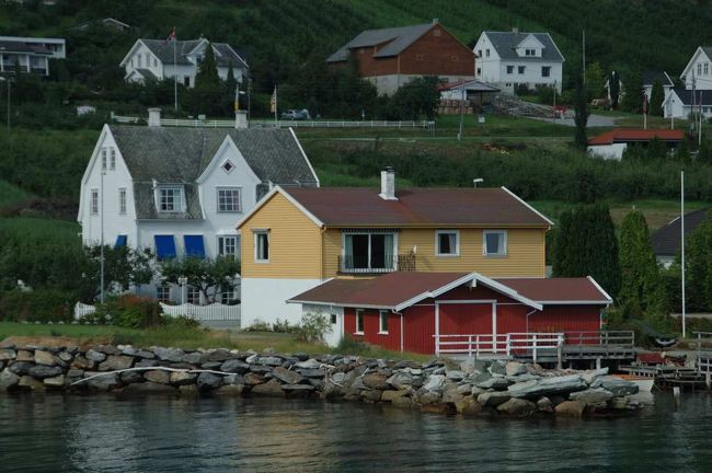 フィヨルドは確かに美しいが、５時間も乗っていると同じような風景に流石に飽きてくる。それでも、シャッターチャンスを逃すまいと５時間ほとんどデッキで過ごした。<br /><br />【フィヨルド沿岸】