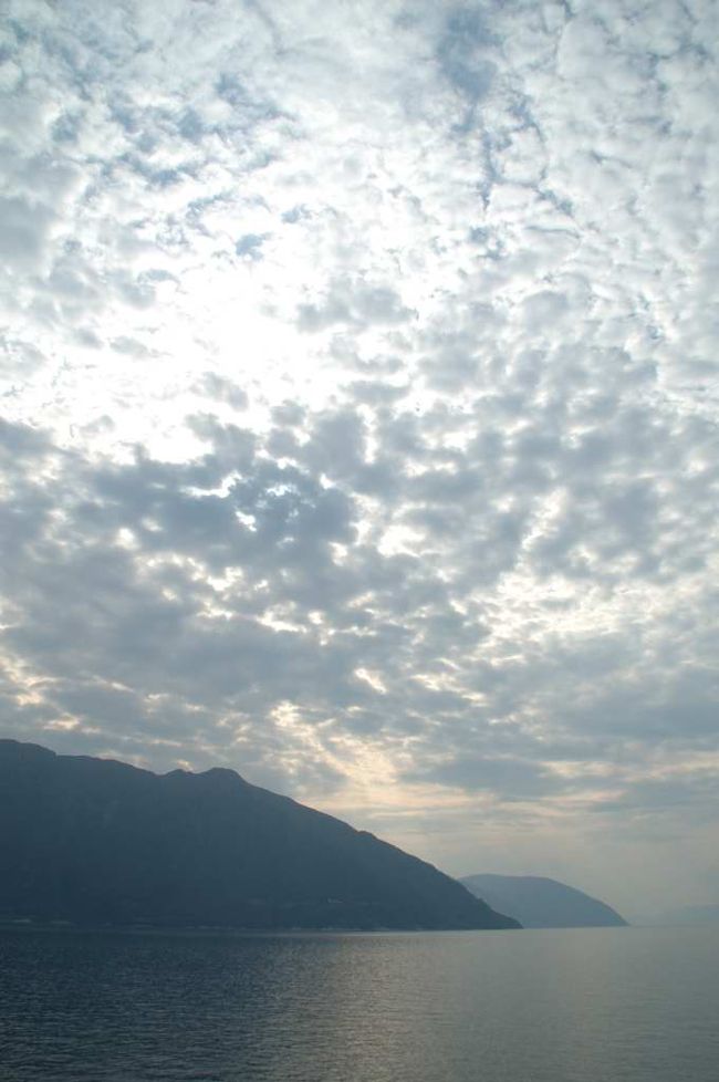 フリースの上にマウンテンパーカを着込んだ重装備が役立った。最初は対岸や島の写真をとっていたが、そのうち時々日がさす空と雲の写真が中心に。<br /><br />【ソグネフィヨルドと空】