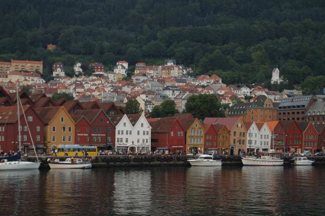 ベルゲン到着は２１時。だんだん暗くなるなかでホテルを探す。少し迷いながら今日の宿泊地ベルゲントラベルホテルへ。一泊６２５NK。ツアーの中で一番安いホテルを選択。バーの上にあるが、うるさくはない。ただし、窓を開けると隣のレストランのテラスからの声が聞こえる。<br /><br />【世界文化遺産ブリッゲン】