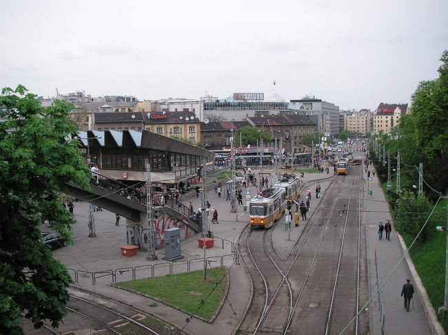 王宮のウィーン門から出て住宅地の坂道を下ると突然開けて見えたのが路面電車のロータリー駅。<br />黄色い電車が古く味のある建物と人が行き交う様子は<br />ちょっとおもちゃのプラレール見たいな子供の頃に電車や乗り物を見た時のちょっとした興奮を感じる。