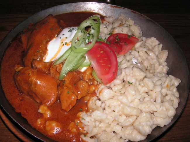 今夜もグラーシュ。宿のおばさんが作る家庭的な味とは違い濃厚な深みのある味。やはり少しスパイシーで美味しい。<br />右手の白いのはご飯ではなくショートパスタ。<br />形がふぞろいなのが特徴。対象物を置かなかったのが失敗でこれはかなりの量があります。<br />ハンガリー人はかなり体格がいい。女性も大柄な人が多いからボリューム満点なのは理解できる。