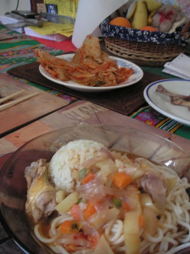 宿の朝ごはん。おばちゃんの手作りあっさりグラーシュ・パスタ入り。奥にあるのは親切な韓国人長期滞在の男の子がくれたキムチ。やはり韓国の人はキムチが手放せないらしい。私と友達は和食を恋しがらず、好き嫌いがほとんど無いのと好奇心旺盛だから現地の食事を屋台からレストランまで楽しんでいる。<br />身近な人を見ていると男性の方が和食を食べたがる傾向が強い。あと、麺料理があればご飯が無くても過ごせる人とご飯が無いと辛い人と別れるようだ。<br />食事で思うのは火を上手に使い海山とわず素材を生かす料理法をする地域とお箸の国は日本人に合うような気がする。<br />