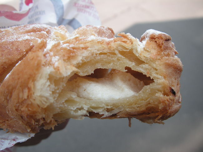 またまた食べ物。駅の売店で朝ごはんを購入する人が多く見られたので買ってみる。<br />デニッシュ系のものが多く売られていたので、チーズ入りとりんご入りの二つを買い食べた。<br />チーズは甘くなくリコッタチーズのような感じの味であっさりして酸味がありデニッシュにあう。<br />りんごはコンポートが入っている。甘さはやはり甘いがサクサクとした食感が少し残るのが美味しい。